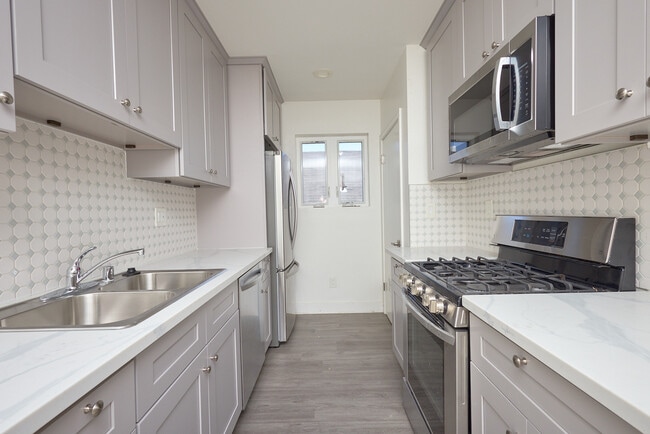 Building Photo - 125 N Mountain View Ave Unit Three Bedroom