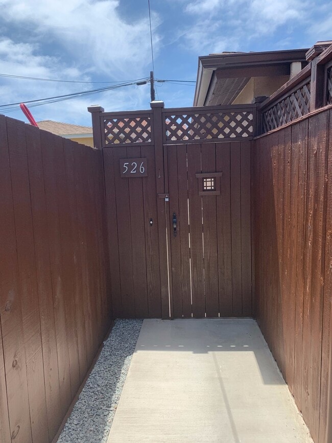 524-526 Delaware Street - 524-526 Delaware Street Apartment Unit 526