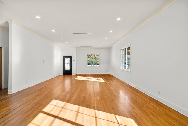 Photo - 6331 Simpson Ave