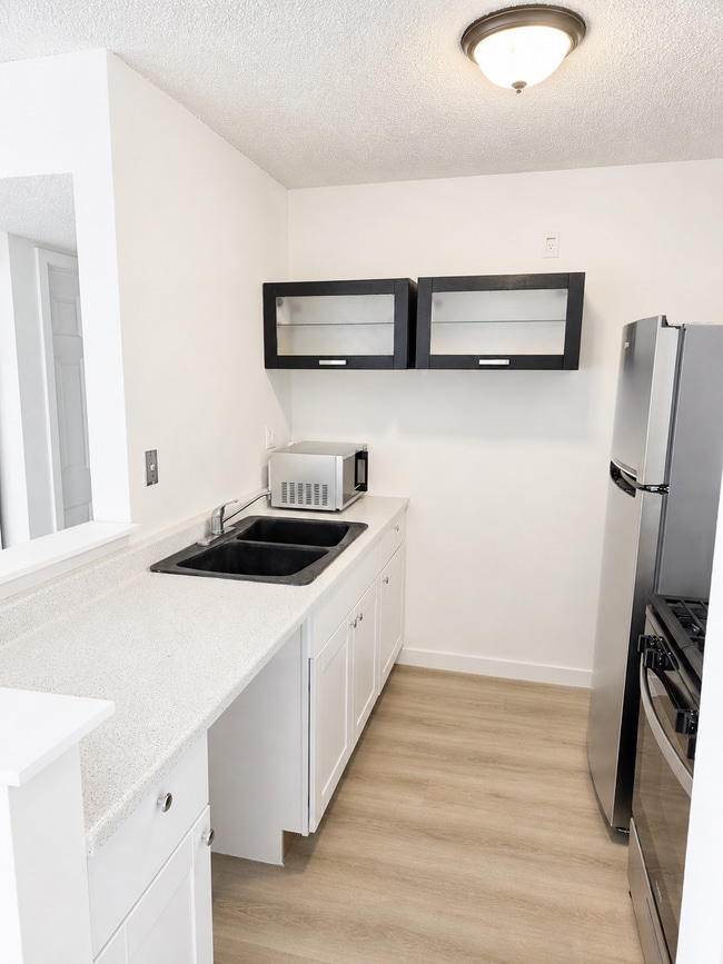 Building Photo - 18620 Hatteras St Unit #271