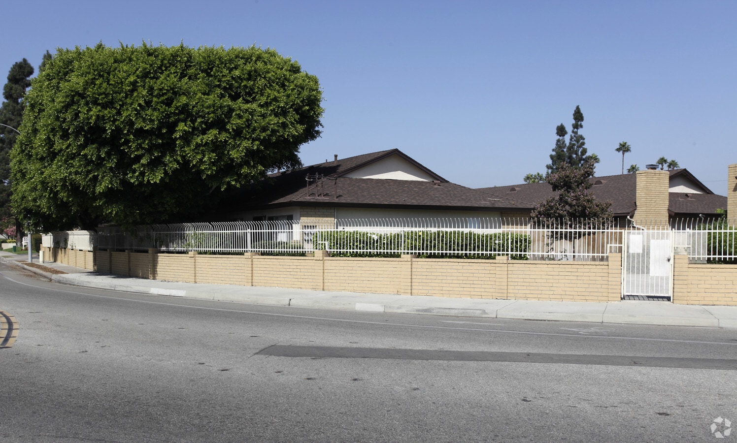 Photo - Wilshire Crest Apartments