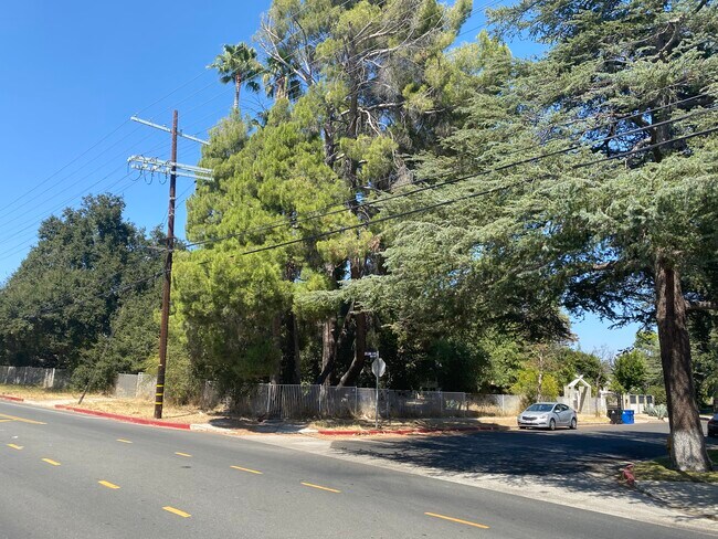 Corner lot view with two separate entrances - 17841 Tribune St