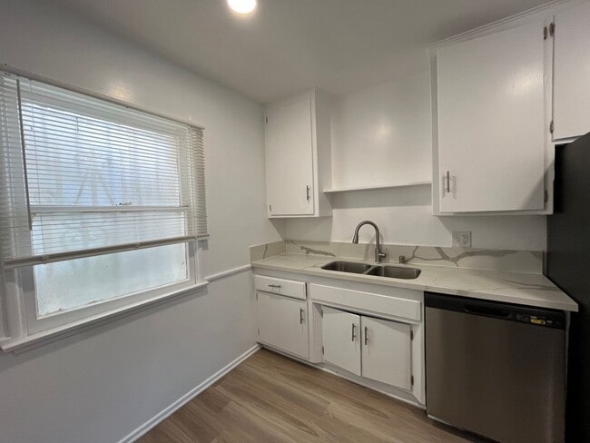 Photo - 7057 Lanewood Ave