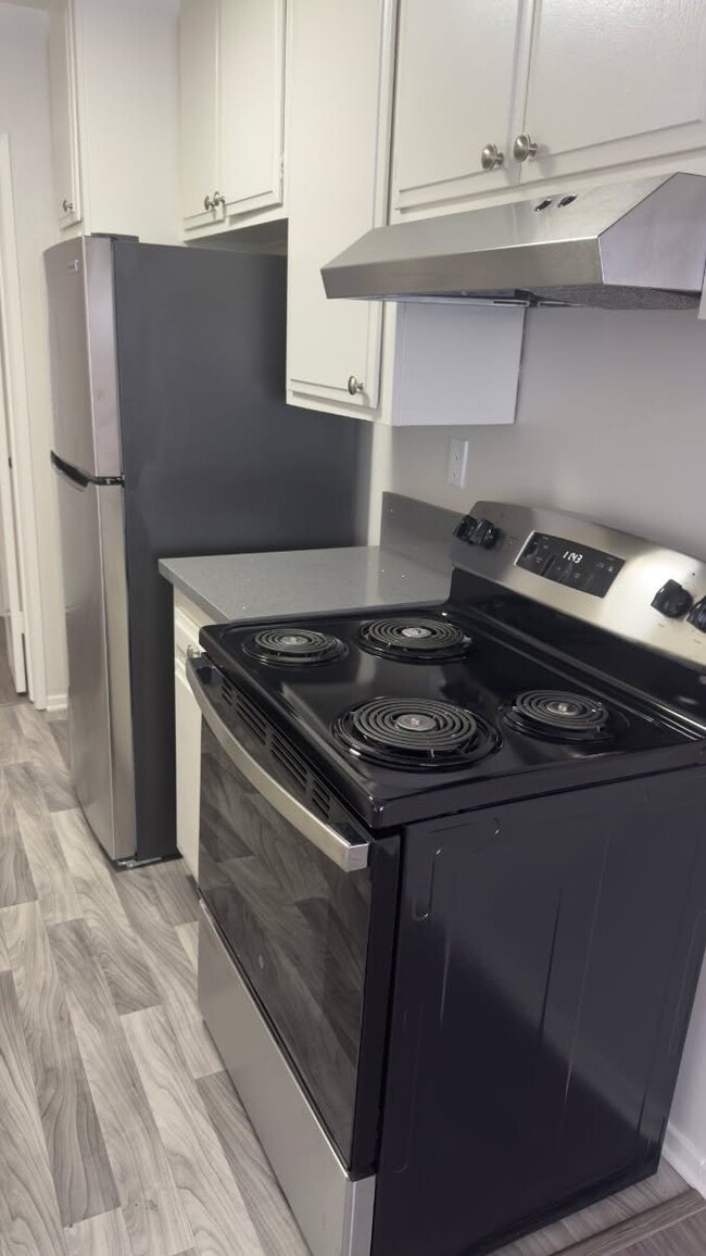 Building Photo - 11922 Kling St Unit 105