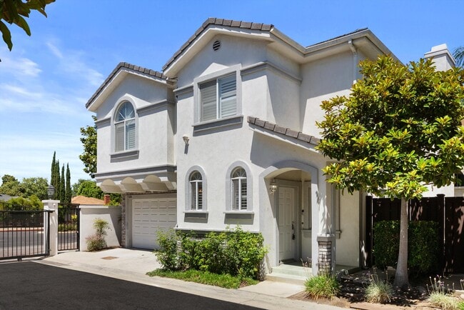 Corner House in Gated Community-Great Natural Light - 15804 Crest Ln House