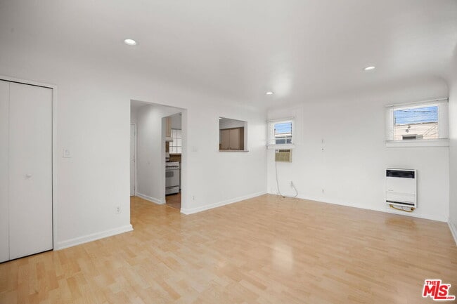 Photo - 435 1/2 W Elk Ave