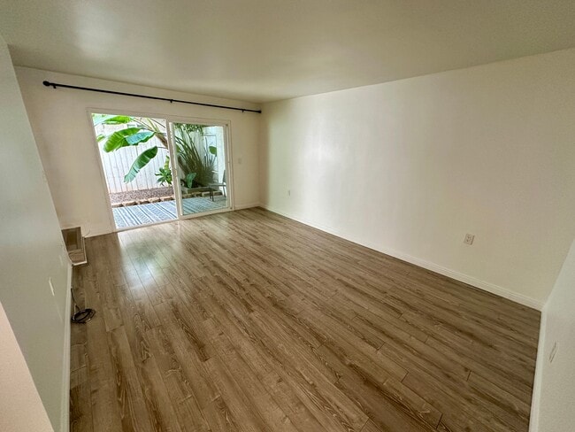 Building Photo - 1815 Armour Ln Unit 2