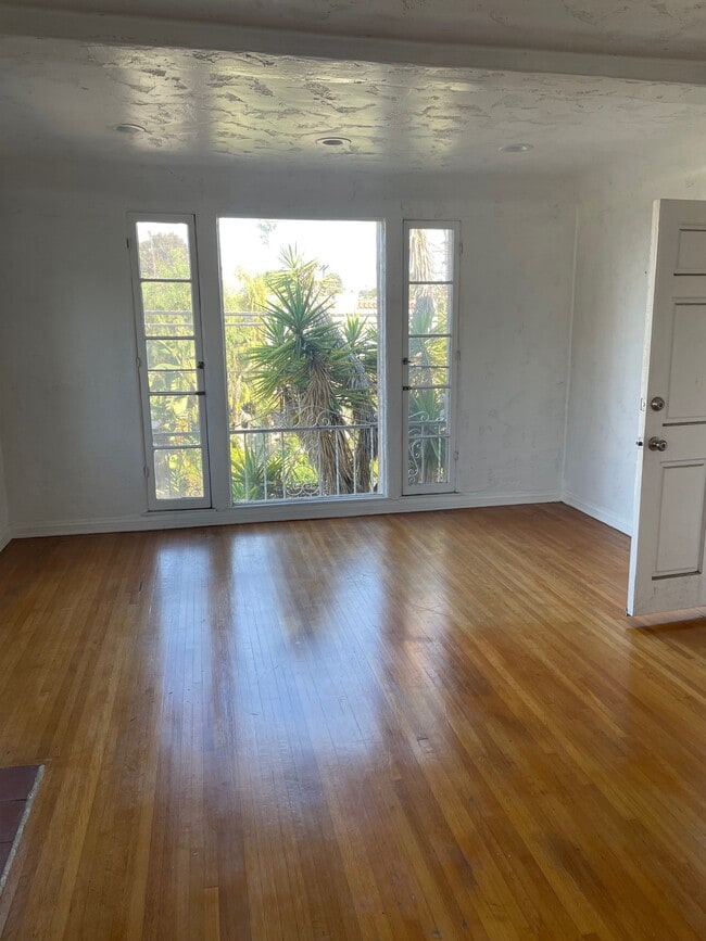 Living room front window facing street - 1416 Ellsmere Ave Unit 1416 Ellsmere Ave