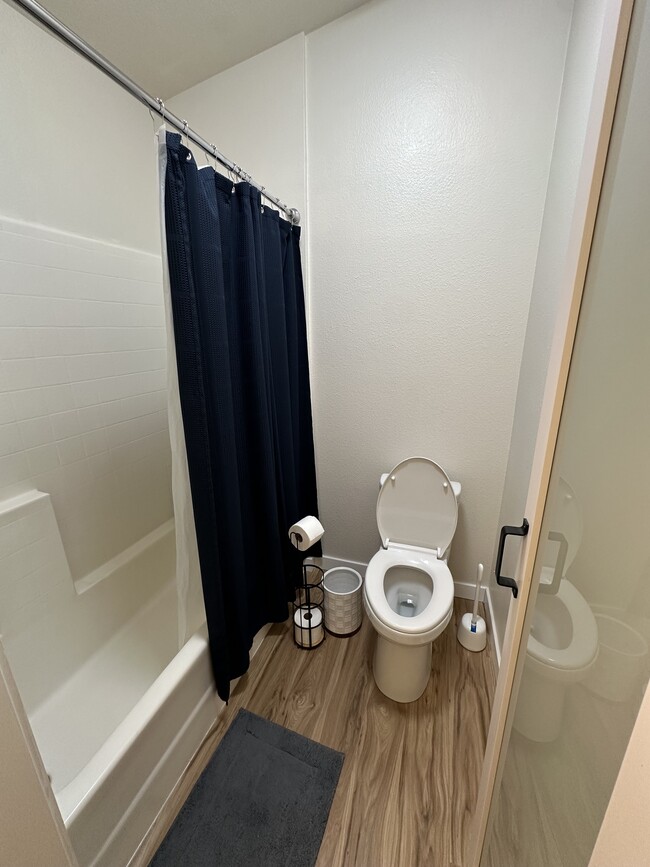 Building Photo - 7130 Woodlake Ave Unit E