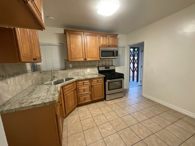 Building Photo - 515-521 S Tamarind Ave Unit 519