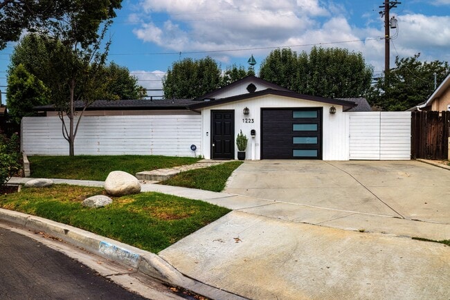 Photo - 1223 N Studebaker Rd House