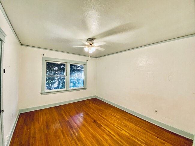 Photo - Beautiful 4 Bedroom Cottage in Kensington with Extra Room for an Office!