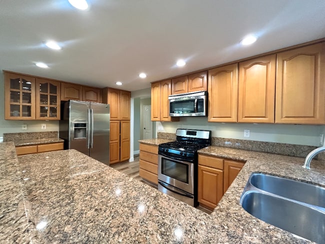 Photo - 1742 Oakview Way