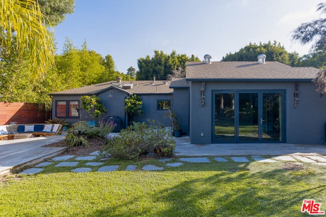 Photo - 1743 Robson Ave