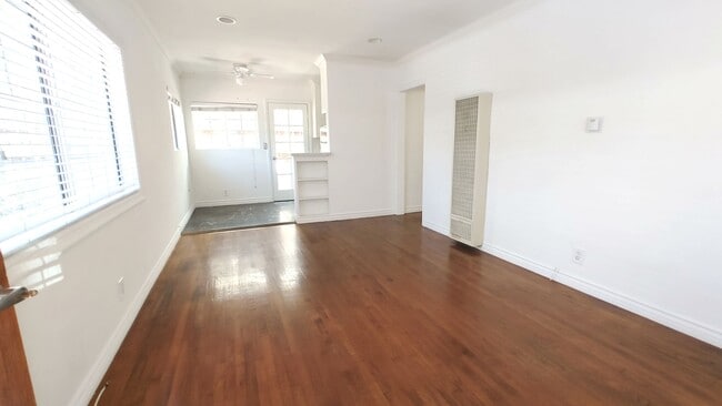 Building Photo - 1405 Ocean Park Blvd Unit D