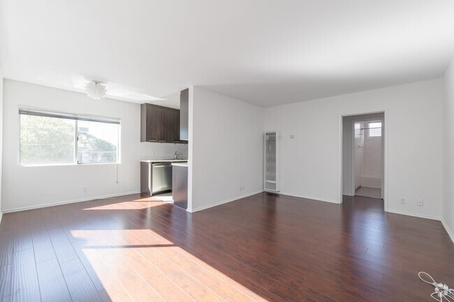 1 BR, 1 BA - 630SF - 8008 Norton Ave