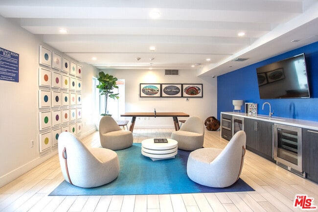 Building Photo - 11405 Chandler Blvd Unit 610