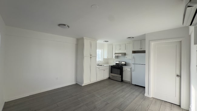 Building Photo - 11604 Sylvan St Rental