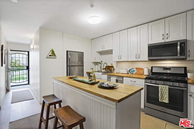 Building Photo - 6472 Cavalleri Rd Unit #B