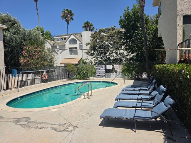 Building Photo - 5055 Coldwater Canyon Ave Unit 213
