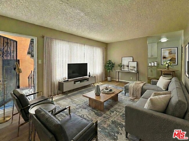 Building Photo - 533 W 75th St Unit 3