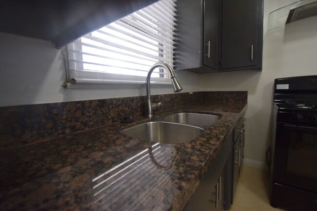 Photo - 11041 Moorpark St Unit 04