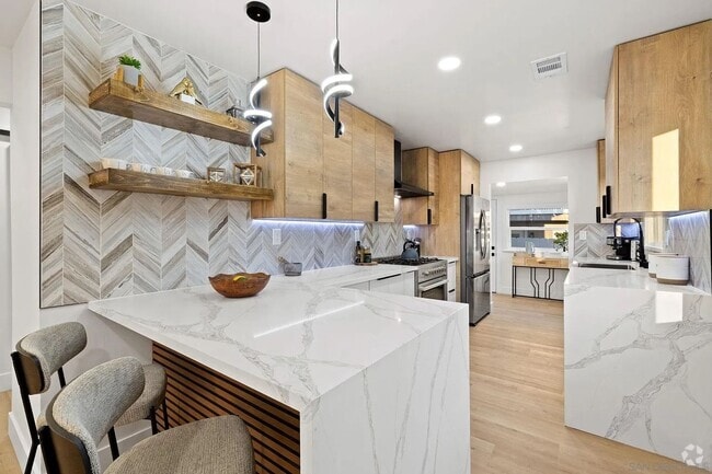 Building Photo - Beautifully Remodeled 3-Bed Home in Prime ...