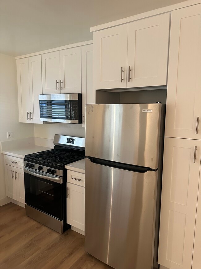 Photo - 8231 De Longpre Ave