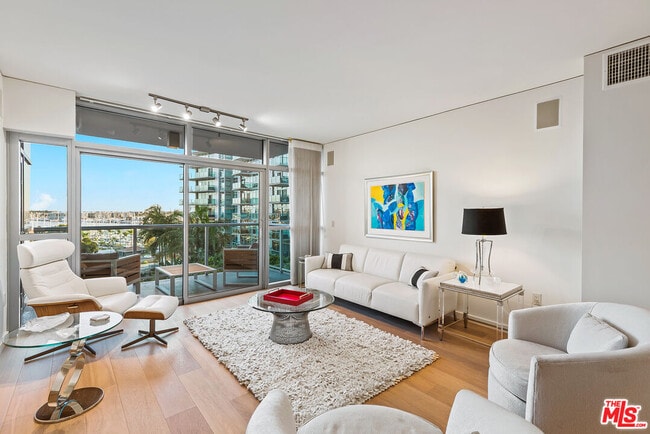 Building Photo - 13650 Marina Pointe Dr Unit 704