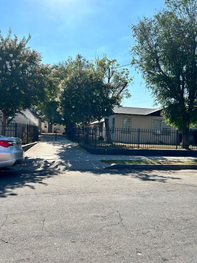 Building Photo - 834-846 N Davidson Ave Unit 834-1