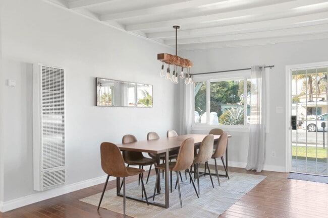 Photo - 1271 Essex St