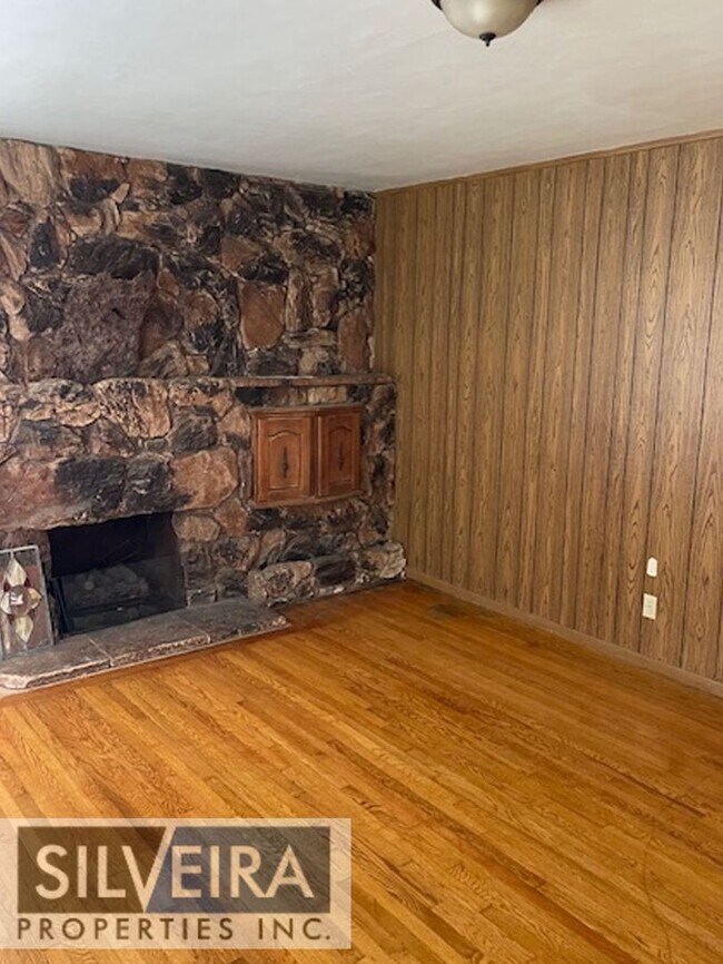 Photo - Inviting 2 Bedroom Home ready and available for rent!