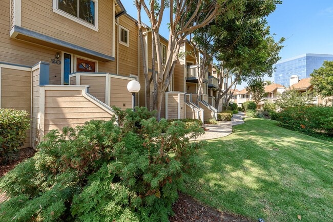 Building Photo - Convenient, Spacious Townhome for Rent in ...