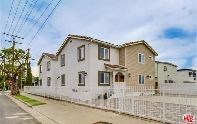 Building Photo - 1201 1/2 S Catalina St