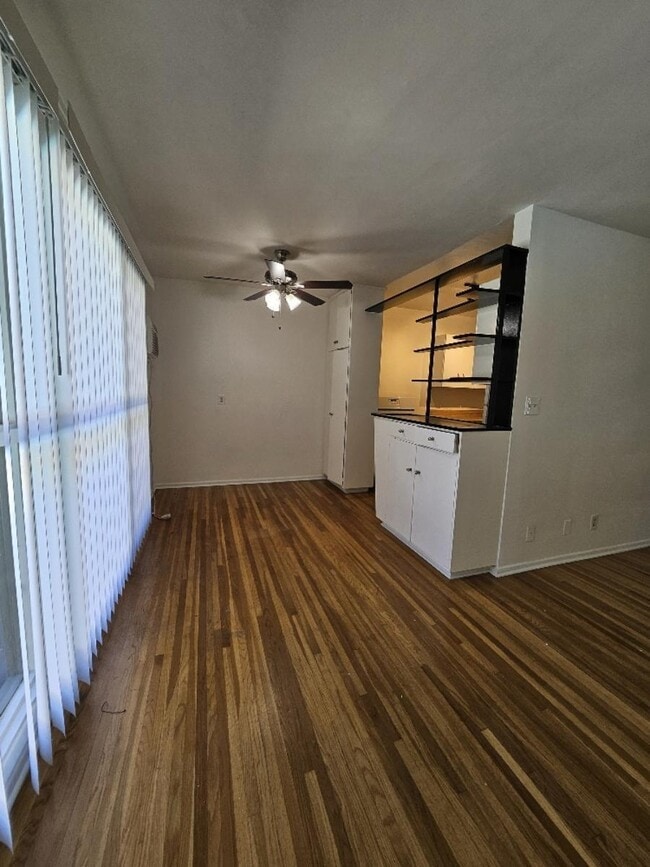 Photo - Holiday Manor