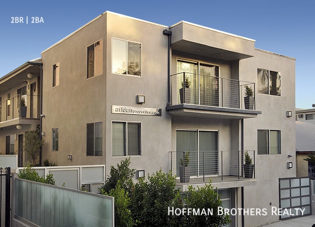 Building Photo - 1418 N Poinsettia Pl