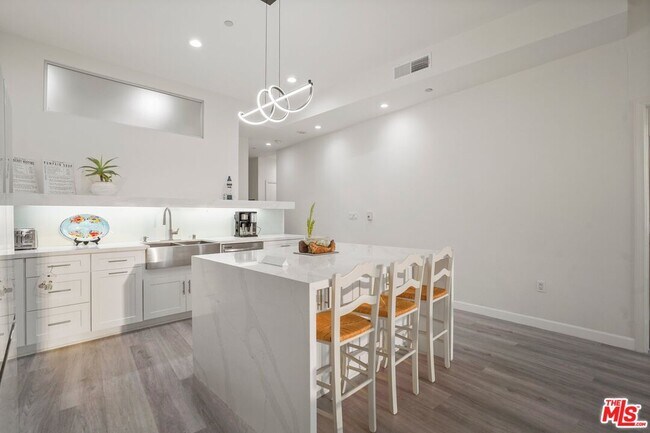 Photo - 1100 Wilshire Blvd Unit 3307