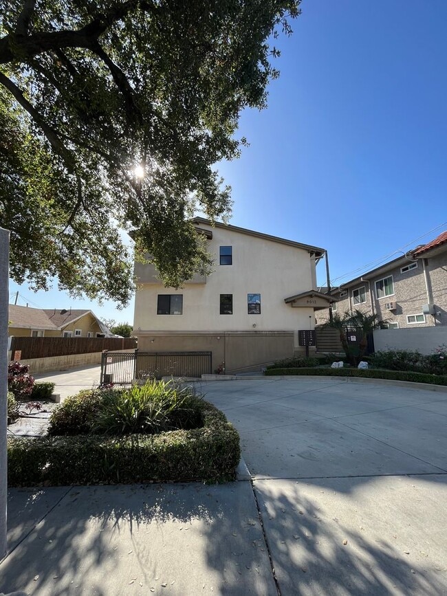 Building Photo - Spacious 3 bedroom, 3 bathroom apartment for rent in San Gabriel