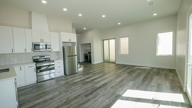 Photo - 5535-5539 Potomac St. Unit 5537