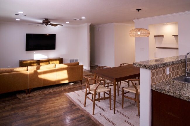 Photo - 46705 Washington St