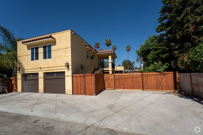 Building Photo - 711 N Clementine St Rental