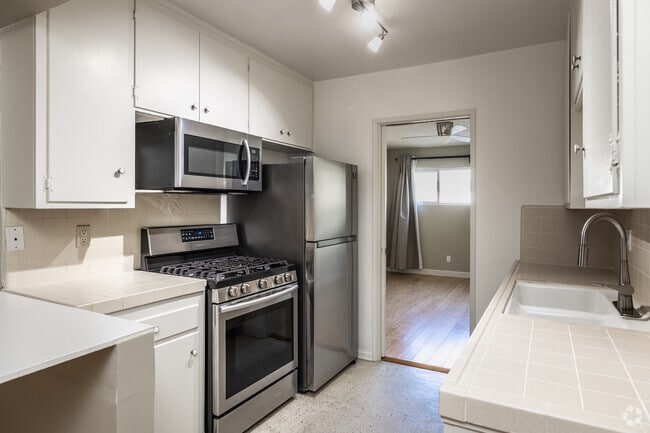 1 BR, 1BA - 750SF - Kitchen - 1438 10th St