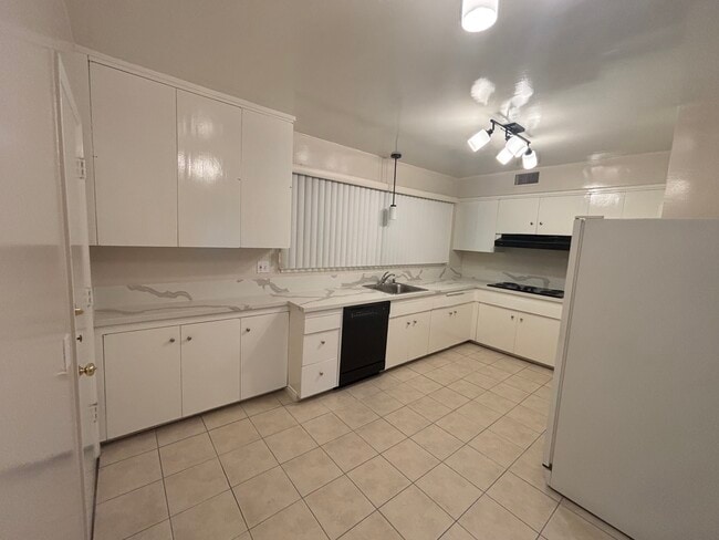 Photo - 800-818 S Orange Grove Blvd