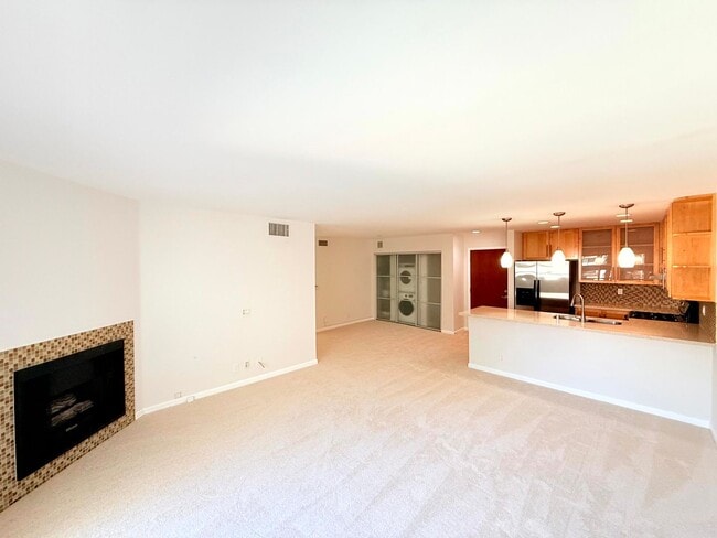 Building Photo - Fantastic Spacious 2 bed 2 bath condo in prime Sherman Oaks - Studio City with Pool and Gym! Unit 209