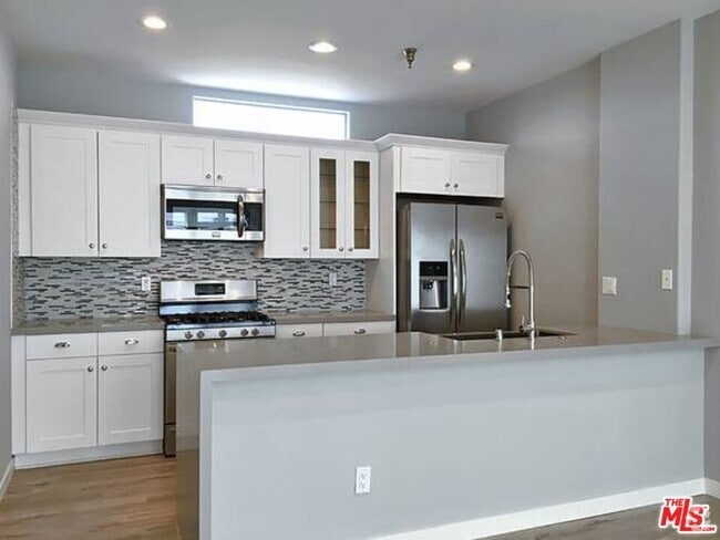 Building Photo - 10560 Santa Monica Blvd Unit 201 Rental