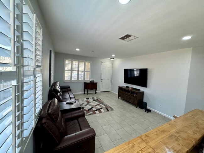 Photo - Spacious 6 bedroom home