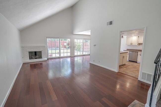 Photo - 4 Bedroom Home for Rent in Valencia!