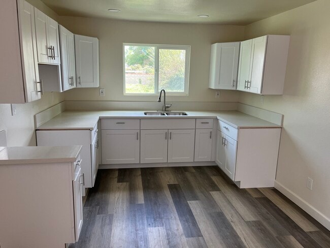 Kitchen - 432 W Raymond St Apartments Unit Raymond Street