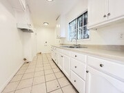 Photo - 727 E 81st St