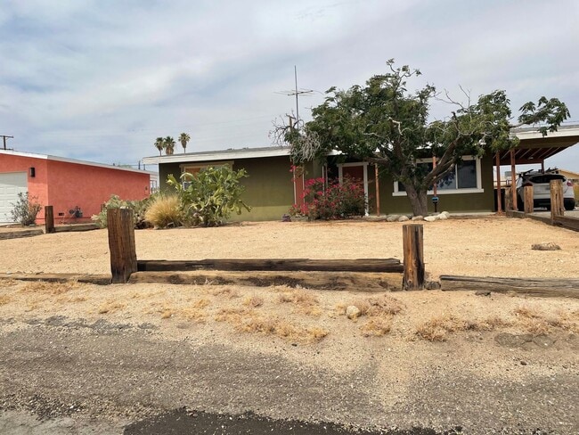 Building Photo - 2 Bedroom 1 Bath - Clean and Close To 29 Palms Marine Base